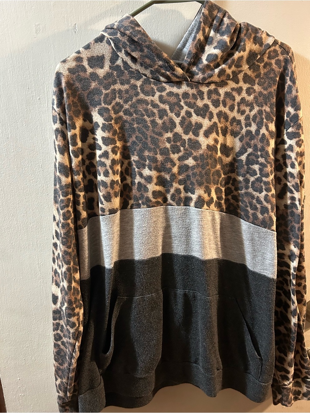 Leopard Colorblock Hooded Pullover Top - Black & Tan